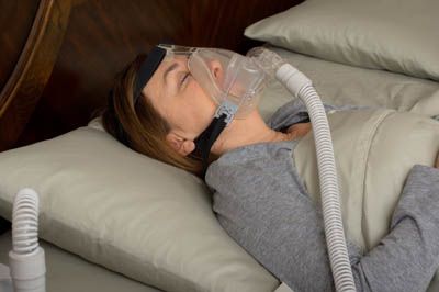 woman sleeping soundly thanks to her CPAP machine